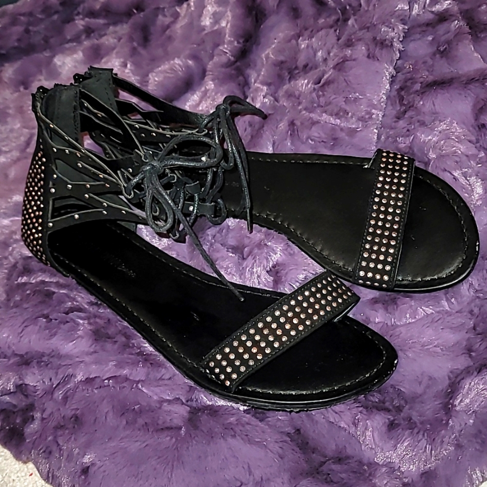 Wild Diva Lounge Black strappy gladiator sandals Size 8.5 Womens